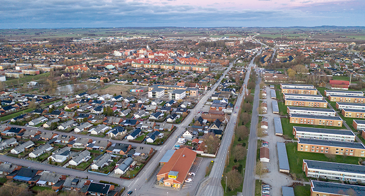 En bild som är tagen från luften. Bilden visar hus och gator i Staffanstorp.
