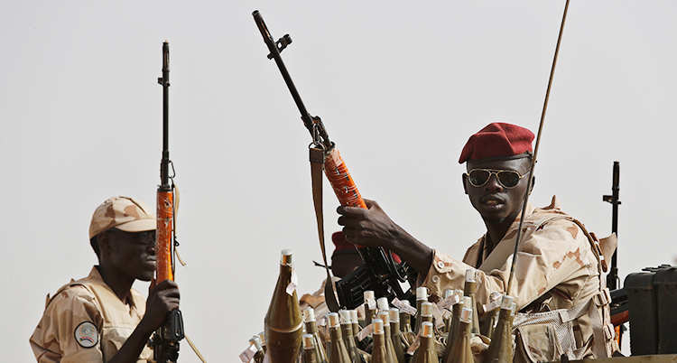 Två soldater med vapen.