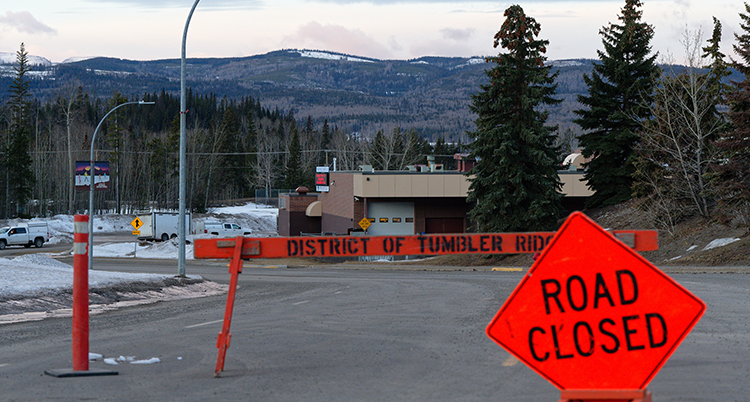 En väg till en skola är avstängd.