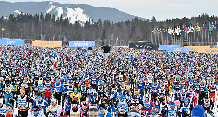 Massor av skidåkare. I bakgrunden syns ett berg med snö.