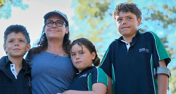 Familjen håller om varandra.