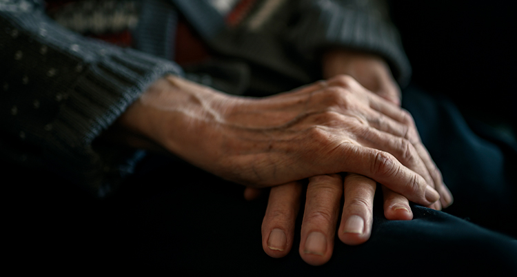En gammal persons händer.