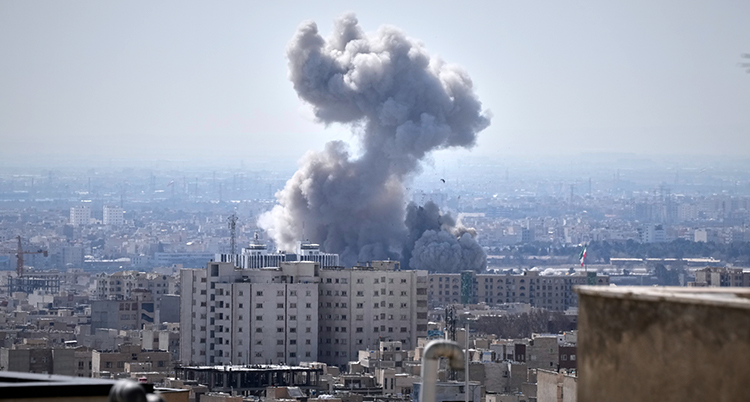 En stor stad. En bit bort kommer det upp ett stort moln med rök.