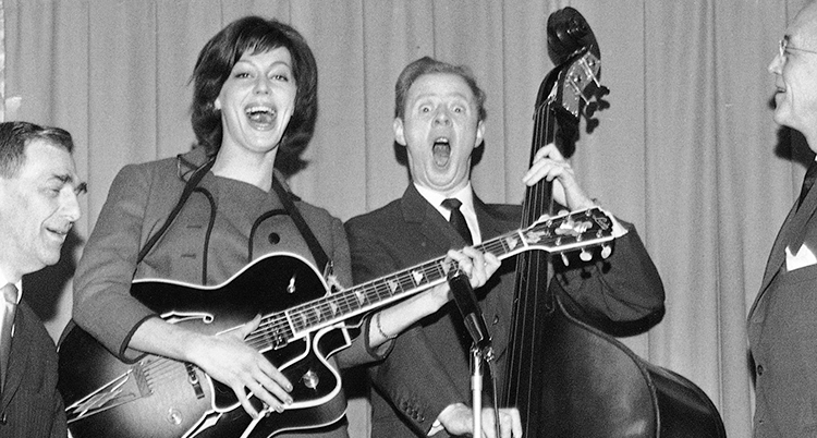 De spelar musik och är glada.