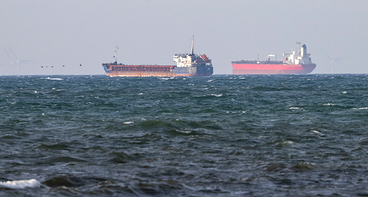 Två väldigt stora båtar som ligger i havet.