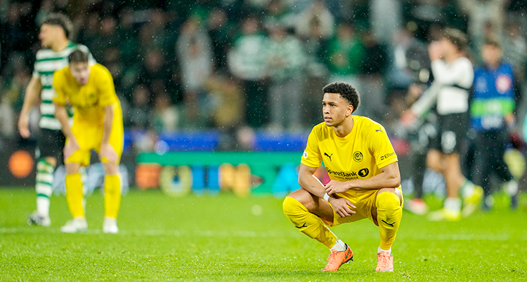 En match i fotboll är slut. Jakobsen sitter på huk och deppar.