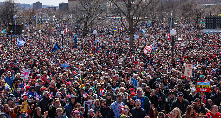 Många tusen människor som har samlats på ett torg.