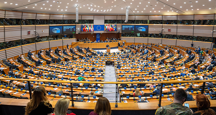 En stor sal där många politiker sitter.