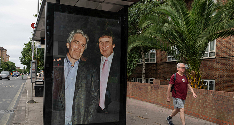 En busskur har en stor bild på de två männen.