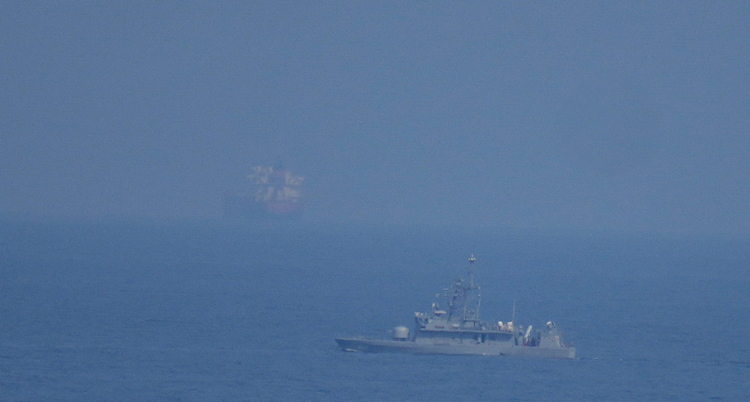 En båt syns ute på havet.