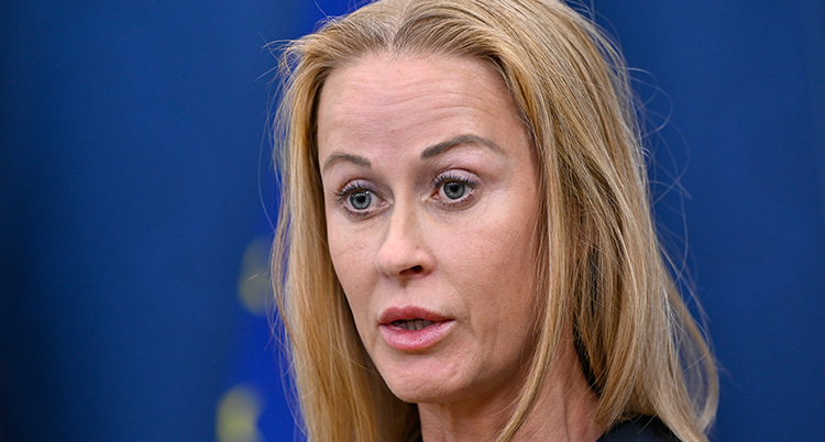 Hon har långt hår.