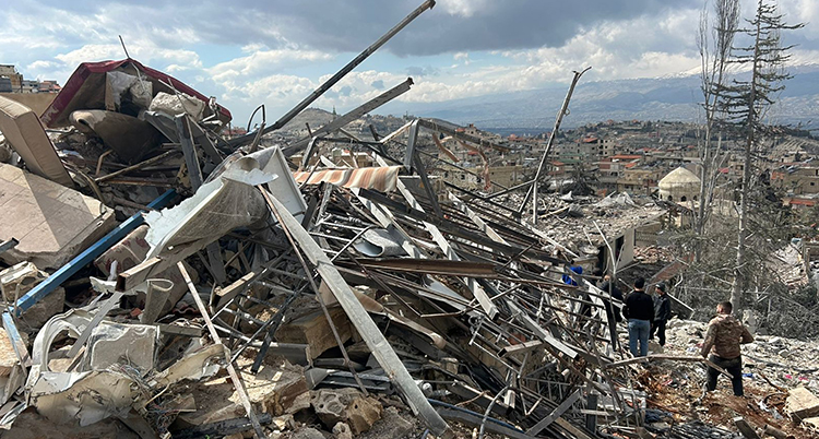 En stor hög med trasiga delar från hus.