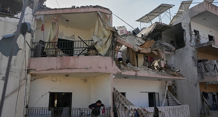 En lägenhet har bombats sönder.