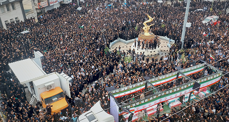 Massor av människor samlas på ett torg.