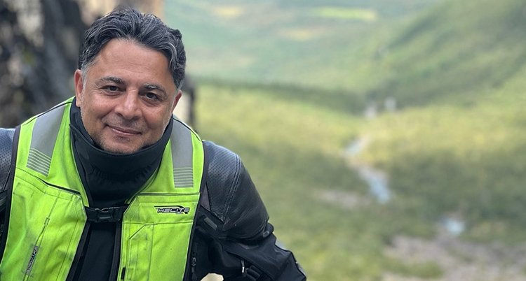 Han ler och tittar in i kameran.