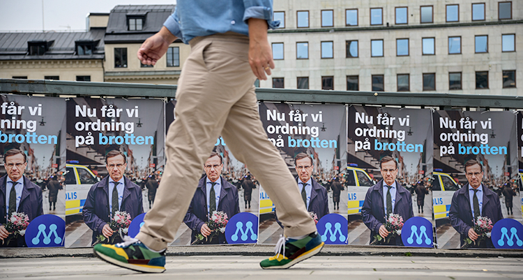Mitt i Stockholm. Moderaterna har satt upp affischer inför valet 2022.