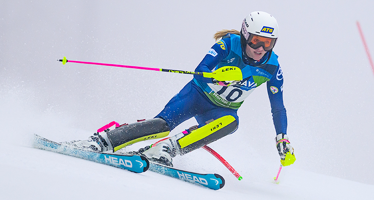 Hon åker slalom nerför en backe.
