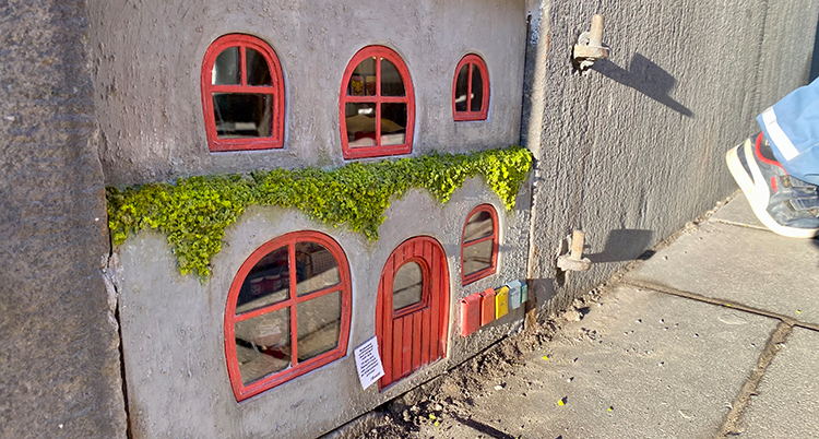 Det lilla huset. Intill syns en sko.