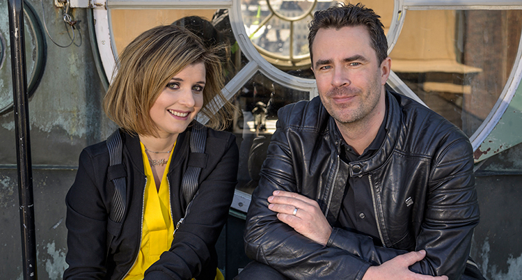 Två personer sitter bredvid varandra.