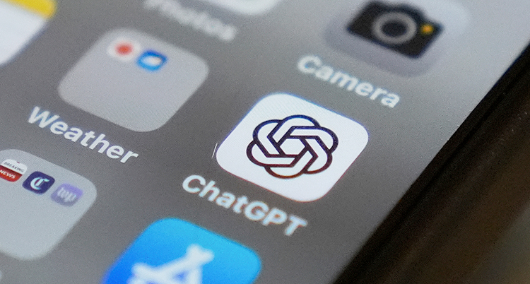 En närbild på en smart mobiltelefon. På skärmen syns ikonen för Chat GPT.