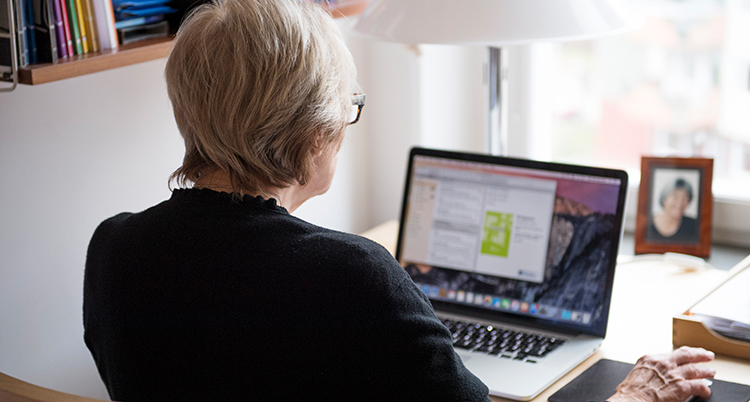 En kvinna sitter vid en dator.