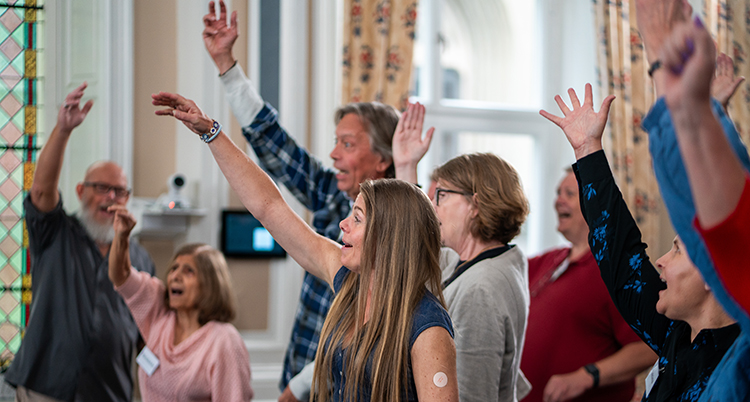 De sjunger och sträcker sina armar i luften.