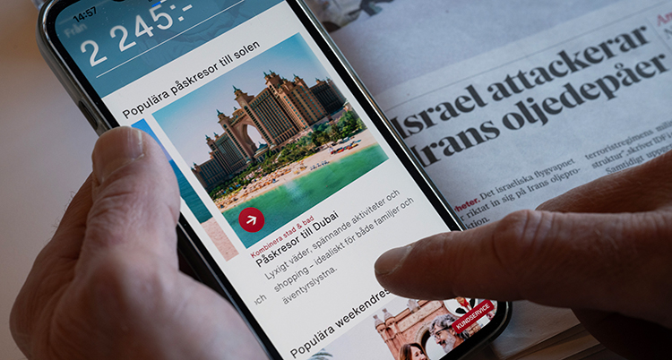 En mobil där man kan boka en resa till Dubai.