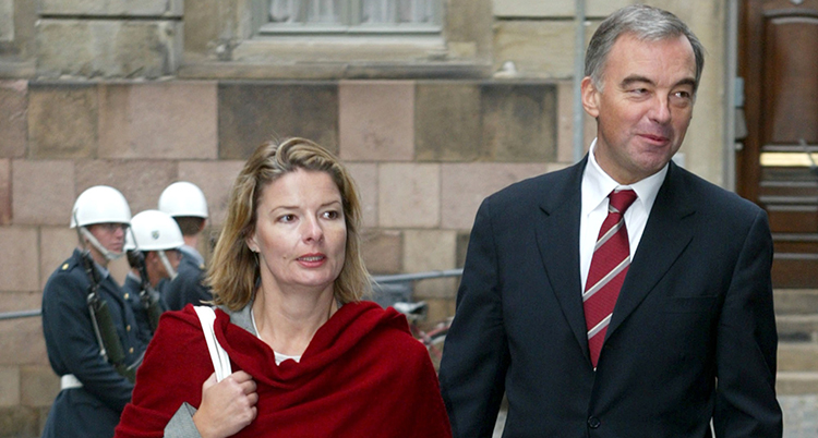 Lotta Edholm och Lars Leijonborg på väg in i riksdagens hus.