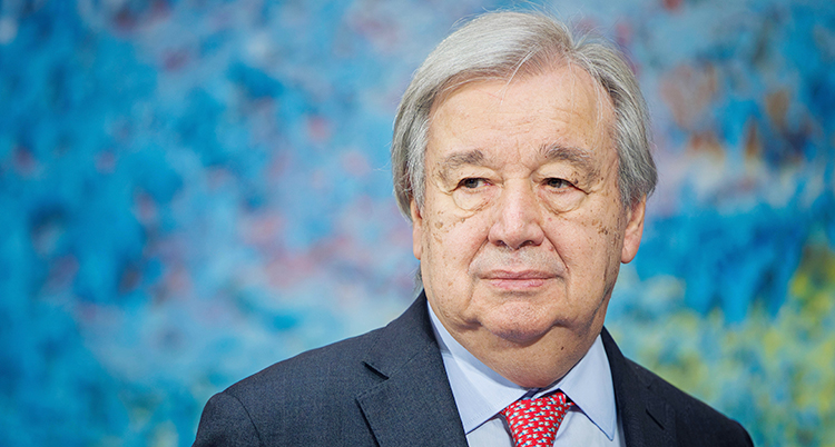 En närbild på hans ansikte. Han har grått hår.