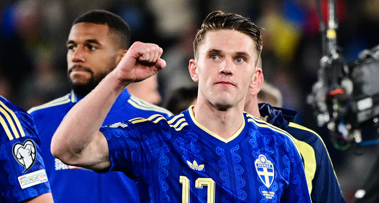 Han höjer en knuten näve.