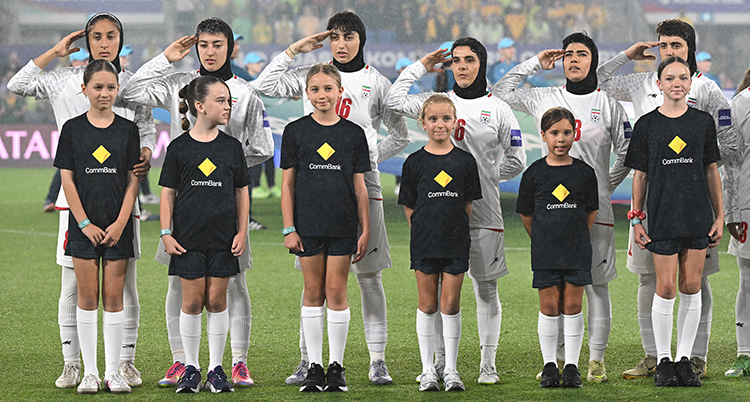 De står på rad och gör honnör.