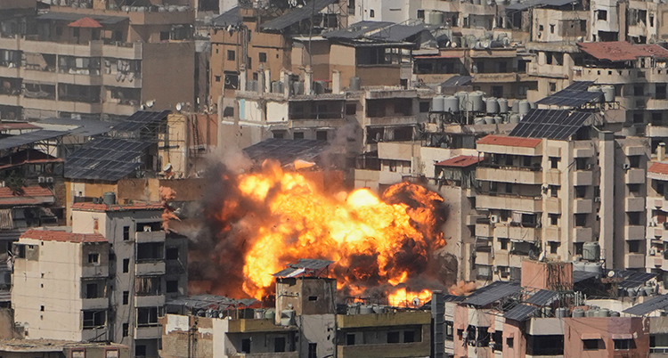 Flammor och rök stiger från ett hus.