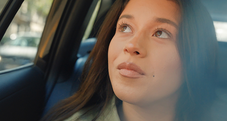 Ett porträtt. Hon tittar snett uppåt.