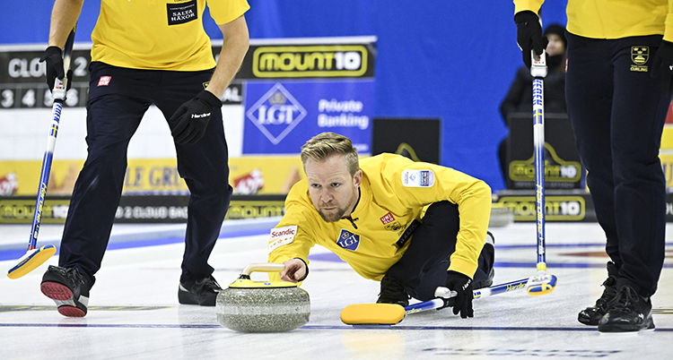 Från en match i curling. Niklas Edin skickar iväg en sten.
