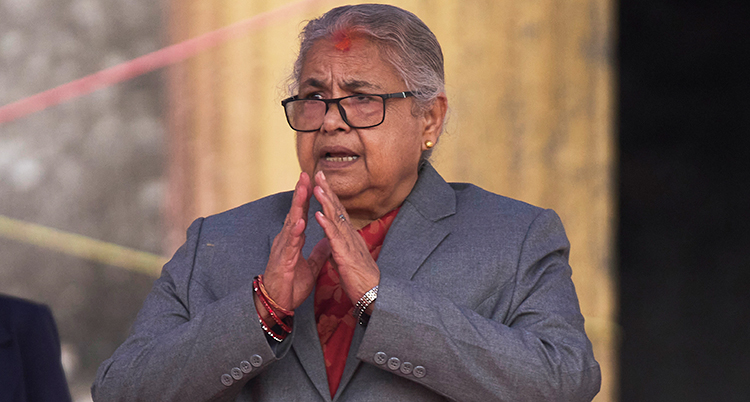 Hon sätter ihop händerna.