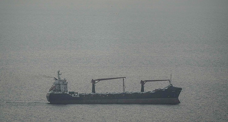 En stor båt på havet.