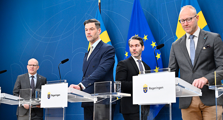 Fyra män med kostym och slips.