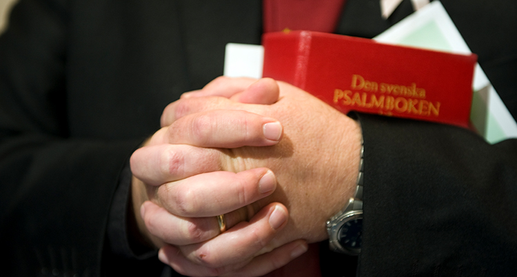 Två händer som är knäppta.