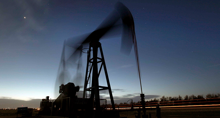 Det är skymning. En skugga av en stor pump syns.