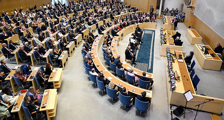 Den stora salen i riksdagen. Politikerna sitter i sina bänkar.
