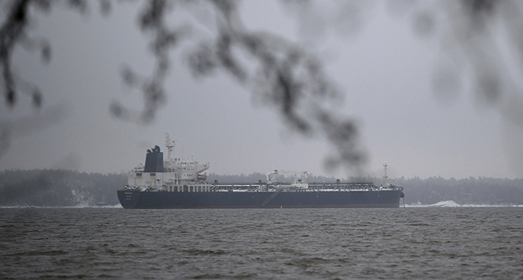 En lång båt på havet.