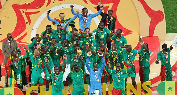 Jublande glada spelare med gröna tröjor.