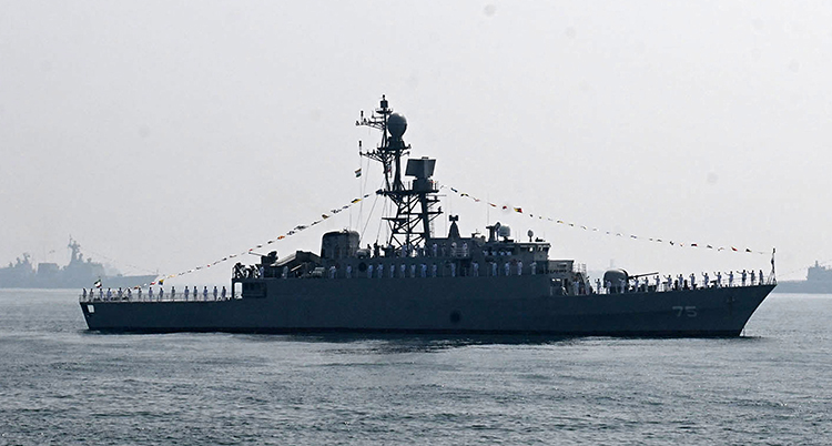 Ett krigsfartyg på havet.