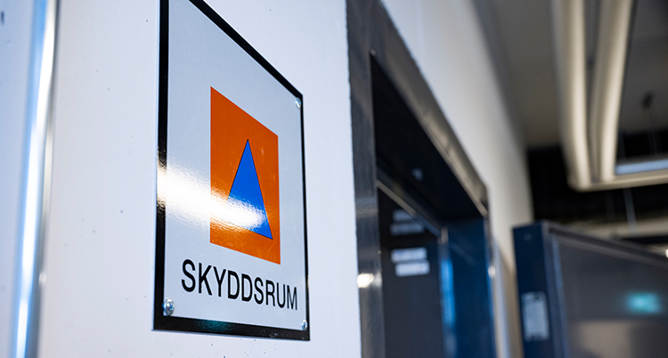 En skylt som det står skyddsrum på.