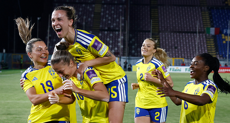 De kramar om varandra och hoppar upp på ryggen på en spelare.