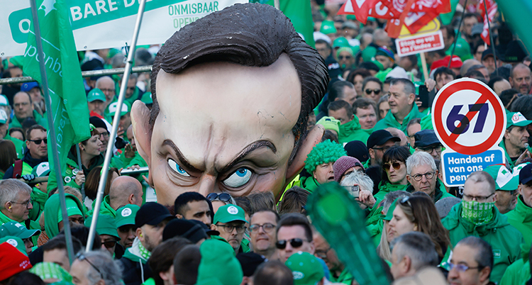 Folk demonstrerar. Några håller ett stort konstgjort huvud som liknar landets ledare.