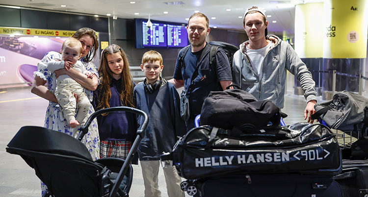 En familj står bredvid varandra.