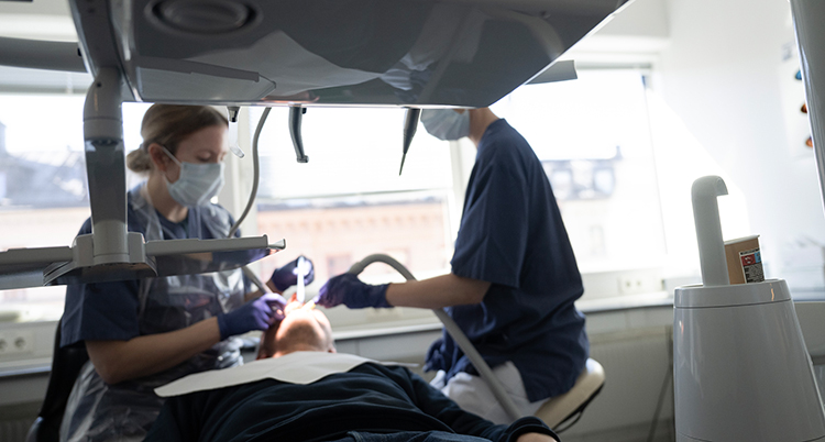 Två tandläkare jobbar.