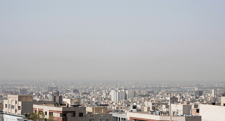 En bild som är tagen högt uppifrån. Man ser hustaken i Teheran.