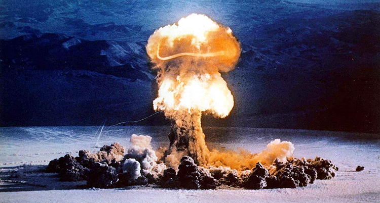 En stor explosion i en öken.